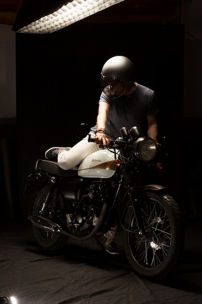 Homem, ligado, café, racer, estilo, motocicleta