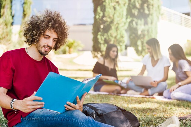 Homem, livro leitura, perto, amigos, parque
