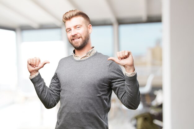 homem loiro. expressão feliz