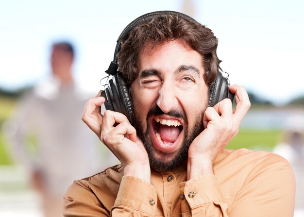 homem louco com expressão headphones.funny