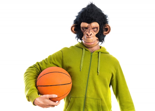 Homem macaco com basquete