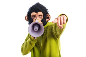 Homem macaco gritando por megafone