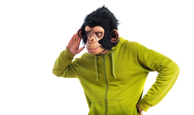 Homem macaco ouvindo algo