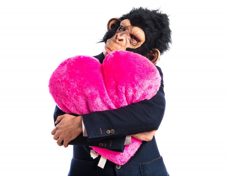 Foto grátis homem macaco segurando um grande coração