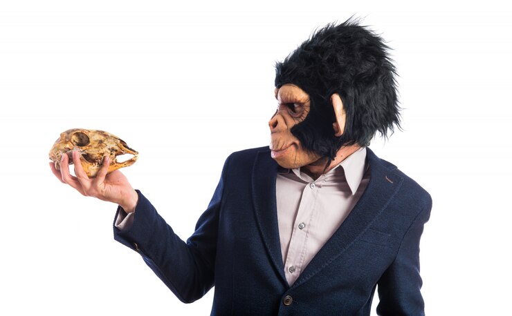 Foto grátis homem macaco segurando uma caveira