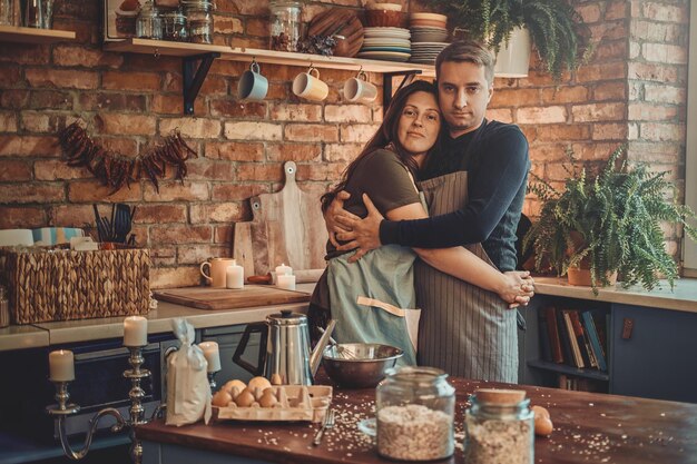 Homem maduro atraente está passando a manhã com sua esposa na cozinha.