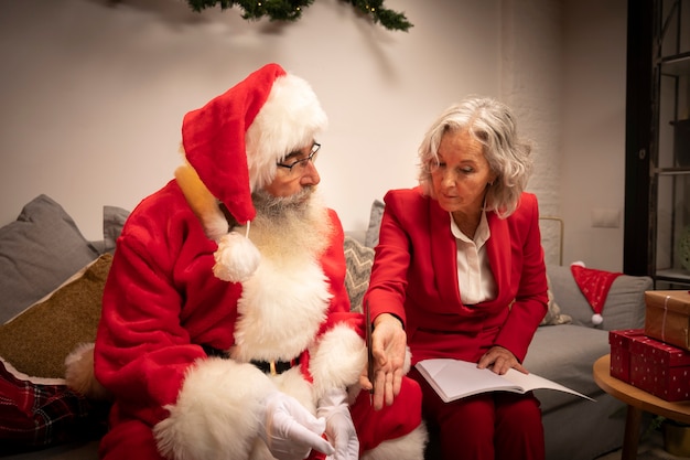 Homem maduro e mulher juntos para o Natal