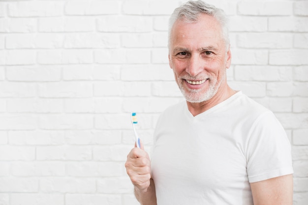 Foto grátis homem mais velho, lavar os dentes