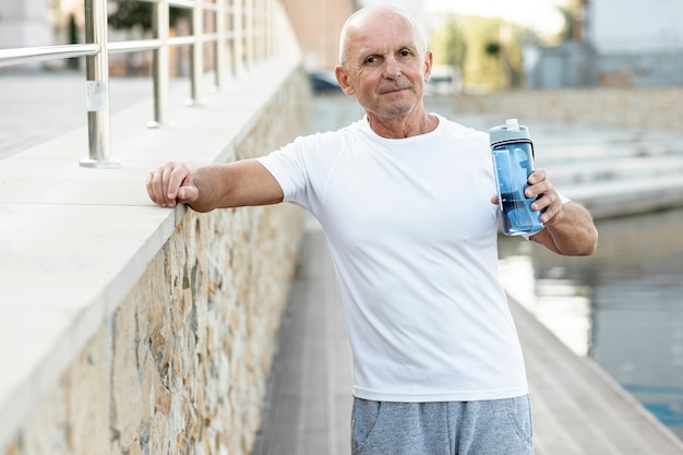 Foto grátis homem mais velho sorridente, olhando para a câmera descansando