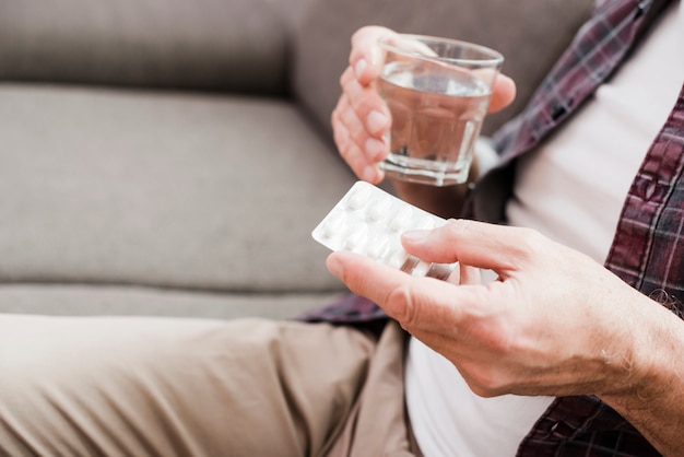 Foto grátis homem mais velho, tendo, seu, medicinas