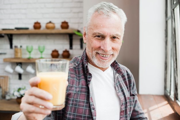 Homem mais velho, tendo, um, suco