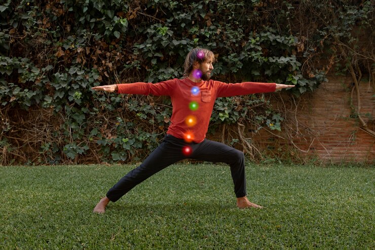 Foto grátis homem mantendo asana enquanto os pontos dos chakras estão alinhados