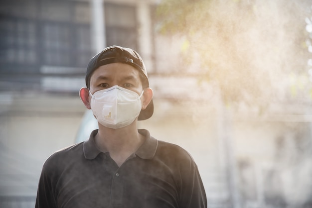 Homem, máscara desgastando, proteja, em, ar, poluição, meio ambiente