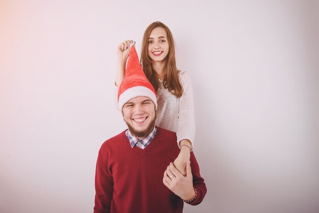 Homem masculino casal menino dentro de casa