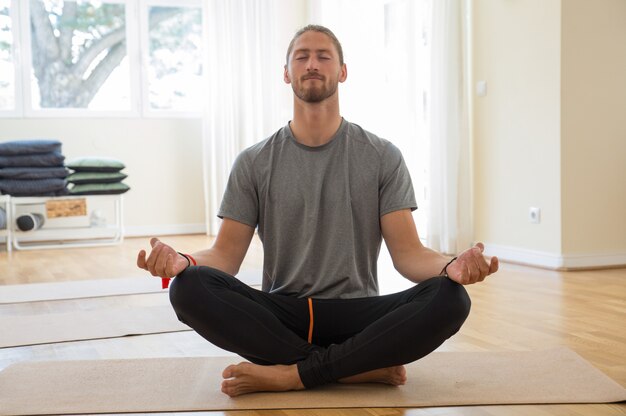 Homem, meditar, e, mãos dadas, em, mudra, gesto, em, classe