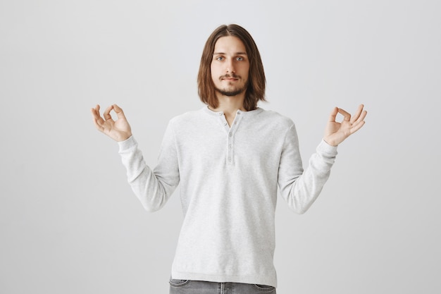 Homem moderno calmo e tranquilo meditando