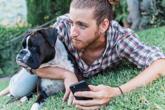 Homem moderno com cachorro no jardim