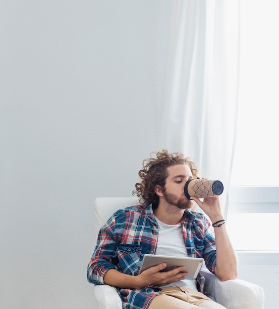 Homem moderno com mesa no sofá