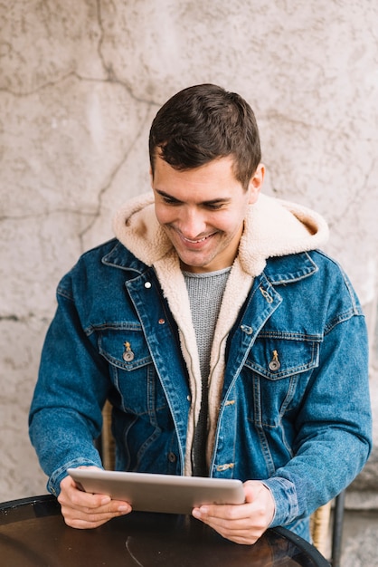 Homem moderno com tablet em ambiente urbano