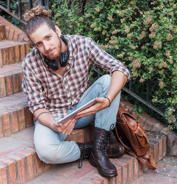 Foto grátis homem moderno, com, tabuleta, ligado, escadas