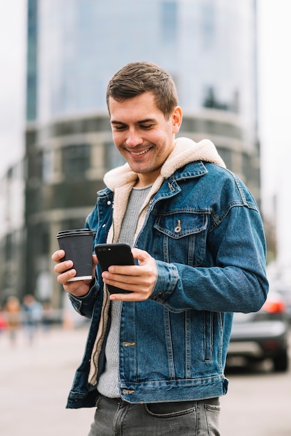 Homem moderno, com, xícara café, em, urbano, meio ambiente