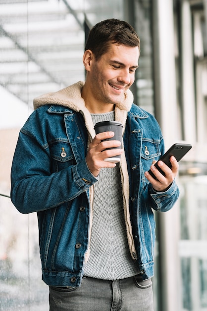 Homem moderno, com, xícara café, em, urbano, meio ambiente