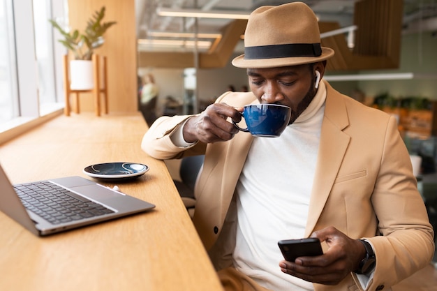 Foto grátis homem moderno fazendo negócios em um café