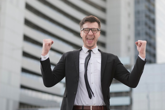 Foto grátis homem moderno feliz pelo sucesso