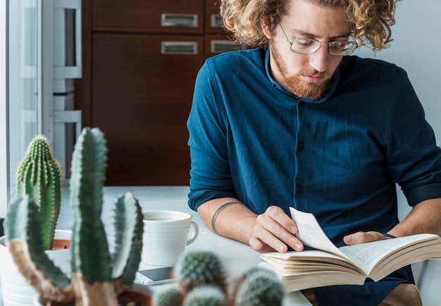 Foto grátis homem moderno, leitura