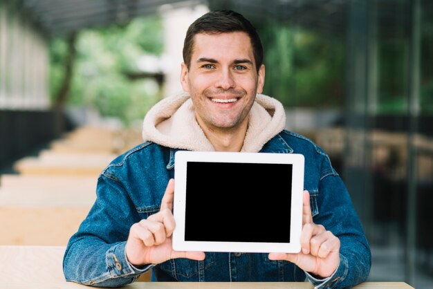 Homem moderno mostrando maquete de tablet