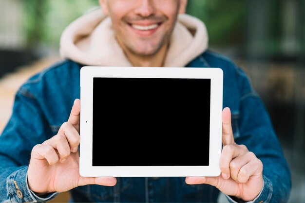 Homem moderno mostrando maquete de tablet