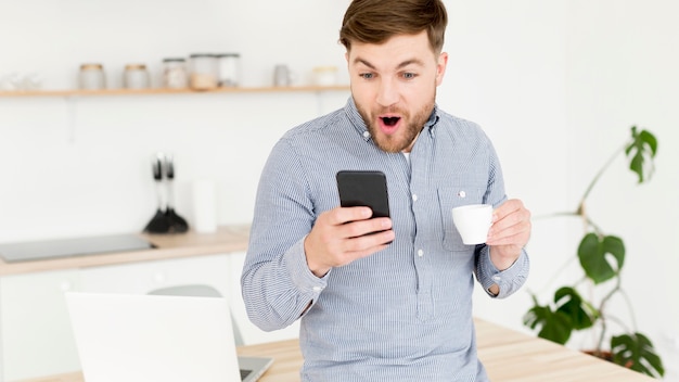 Homem moderno que verifica móvel