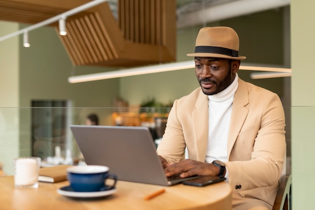 Homem moderno trabalhando em um café