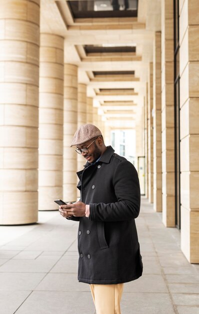 Homem moderno usando seu telefone ao ar livre