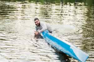 Foto grátis homem molhado mostrando aprovação