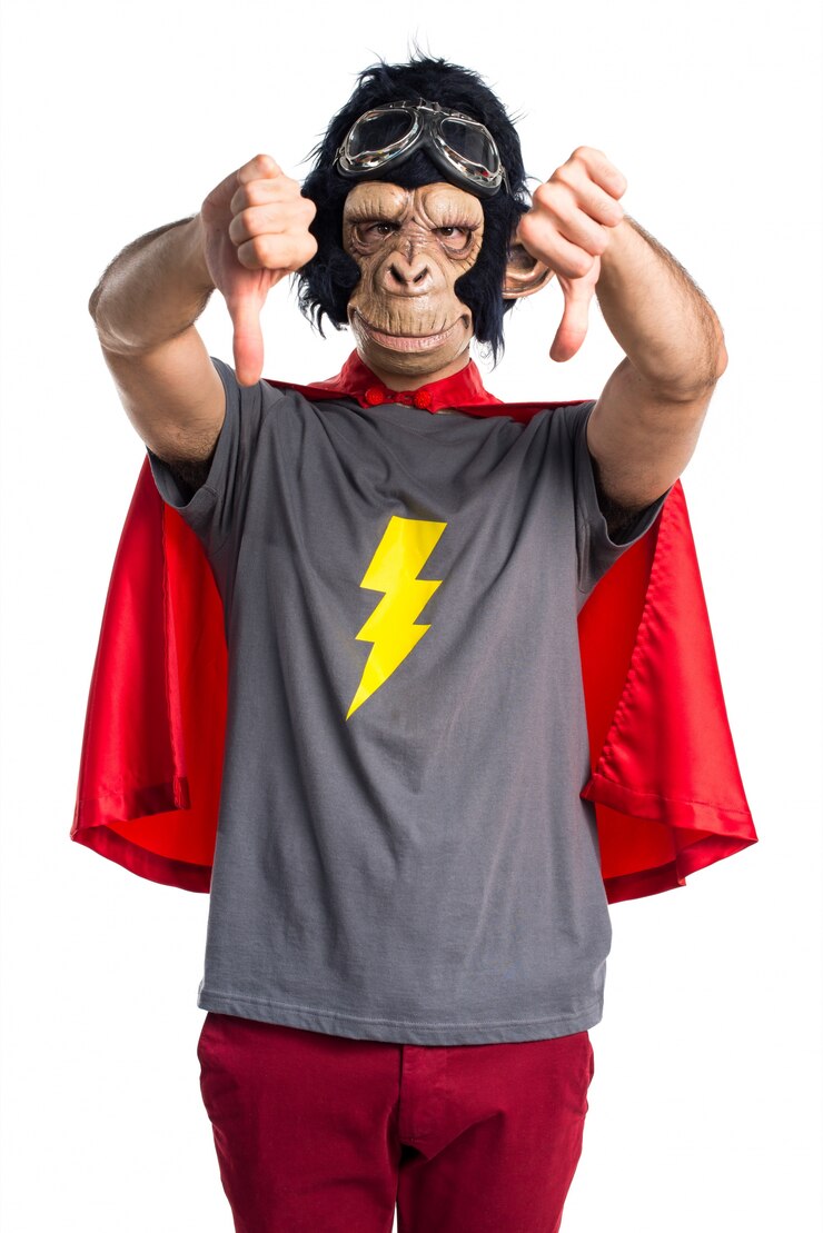 Foto grátis homem monkey do super-herói que faz sinal ruim
