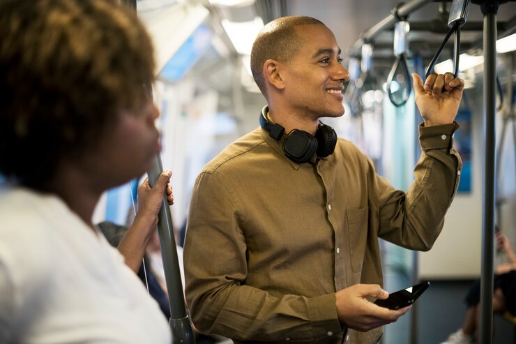 Foto grátis homem, montando um trem, e, segurando, seu, smartphone