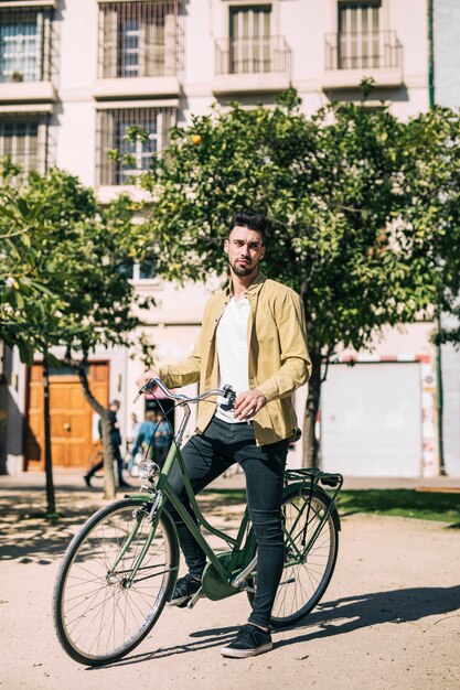 Homem, montando, um, urbano, bicicleta