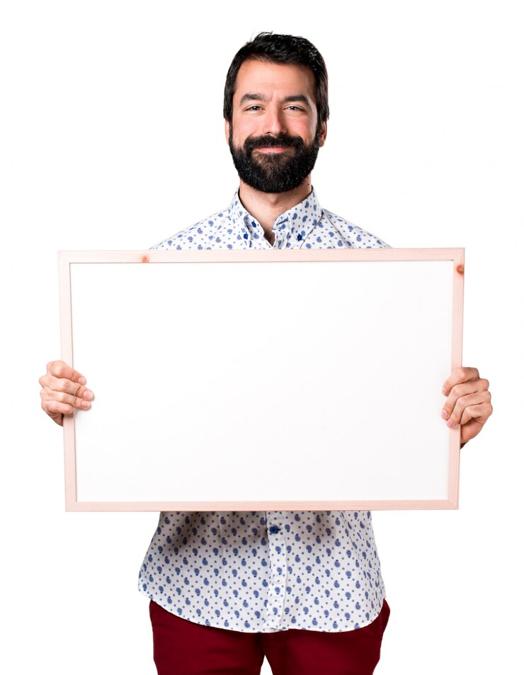 Foto grátis homem moreno bonito com barba segurando um cartaz vazio