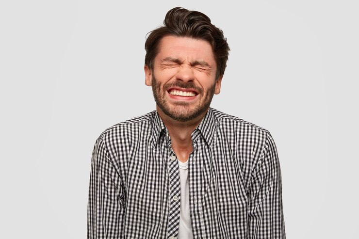 Foto grátis homem moreno com camisa xadrez