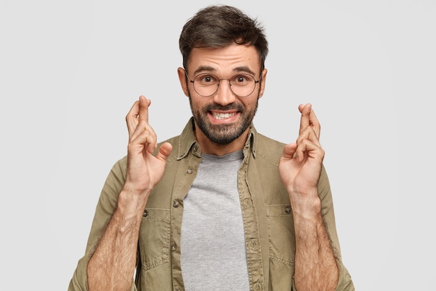 Foto grátis homem moreno usando óculos redondos e camisa bege