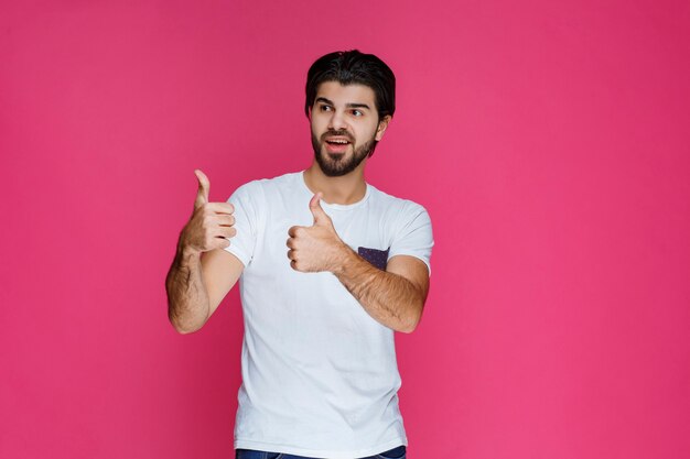 Homem mostrando o polegar para cima sinal para alguém.