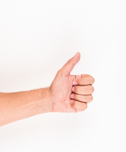 Homem mostrando os polegares como sinal gesto com a mão. vista do topo.