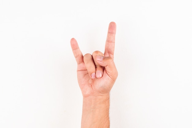 Homem mostrando rock n 'roll mão sinal gesto vista superior