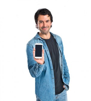 Homem mostrando seu celular sobre fundo branco