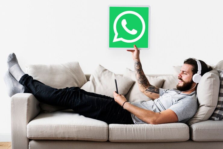 Foto grátis homem mostrando um ícone do whatsapp messenger