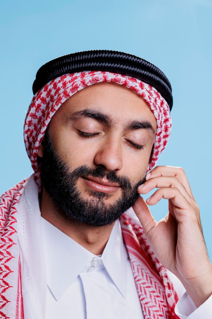 Foto grátis homem muçulmano com os olhos fechados em close-up