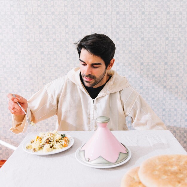 Homem muçulmano, comer