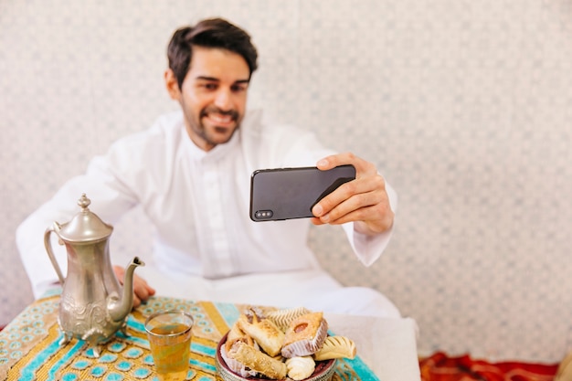 Foto grátis homem muçulmano tomando selfie
