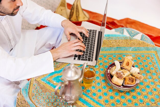 Homem muçulmano usando laptop